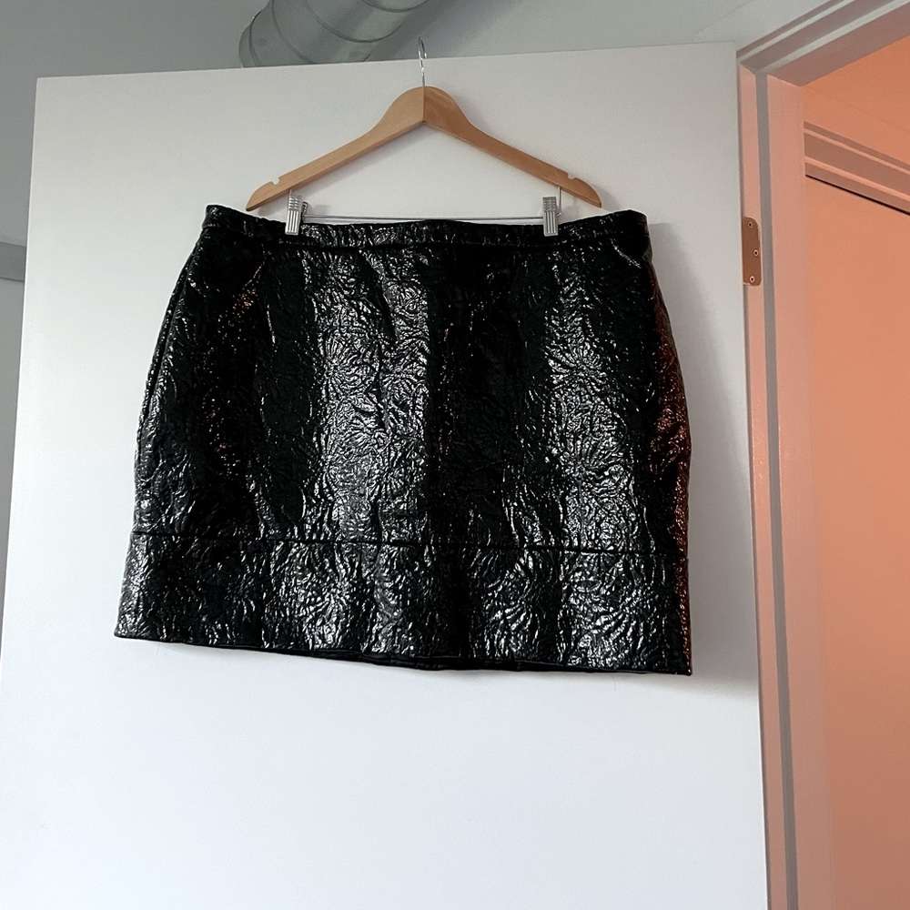 CHRISTIAN SIRIANO textured faux patent Leather mini skirt size22